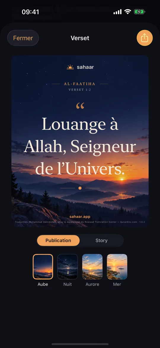 L’écran de partage de verset : la traduction du verset 2 d’Al-Faatiha, « Louange à Allah, Seigneur de l’Univers », sur le fond Aube, avec Publication/Story et quatre fonds au choix en dessous.