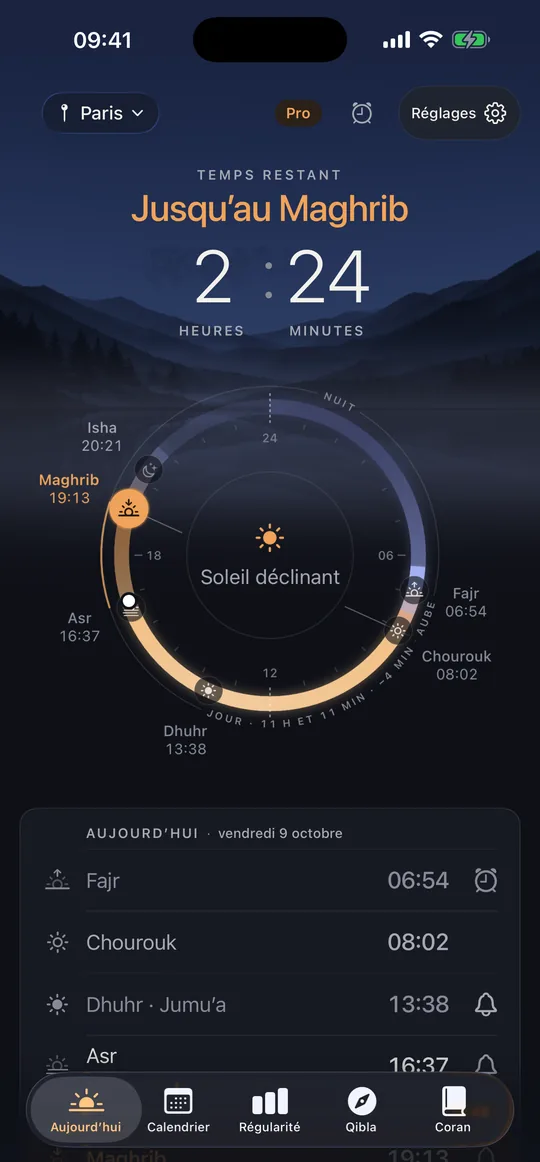 L’écran Aujourd’hui de Sahaar sur iPhone : ciel du soir et ligne d’horizon, le temps restant jusqu’au Maghrib en heures et en minutes, un cadran de 24 heures qui place chaque prière à son heure réelle, et la liste des horaires en dessous.