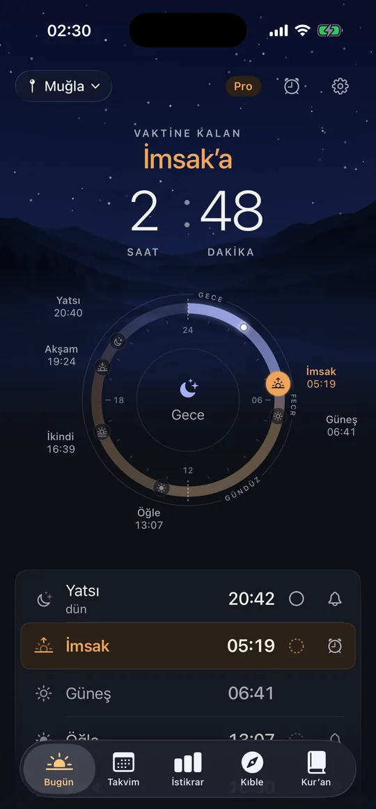 iPhone’da Sahaar’ın Bugün ekranı: gece göğü ve ufuk silüeti, İmsak’a kalan süre saat ve dakika olarak; altında günün vakitlerini gerçek saatlerinde gösteren 24 saatlik kadran ve vakit listesi.