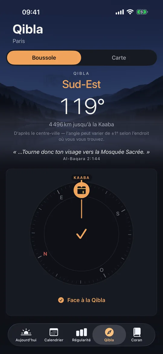 L’écran Qibla sur iPhone : depuis Paris, la qibla est au sud-est, à 119°, à 4 496 km de la Kaaba ; la boussole est alignée et indique « Face à la Qibla ».