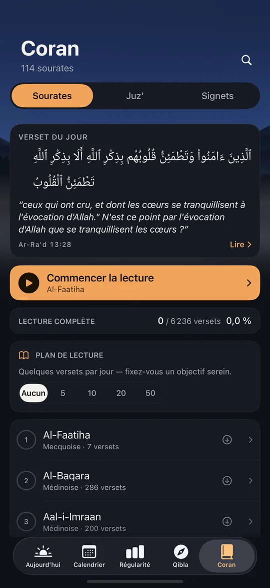 L’onglet Coran de Sahaar sur iPhone : le verset du jour en arabe avec la traduction de Muhammad Hamidullah, le bouton « Commencer la lecture », la lecture complète et la liste des sourates.