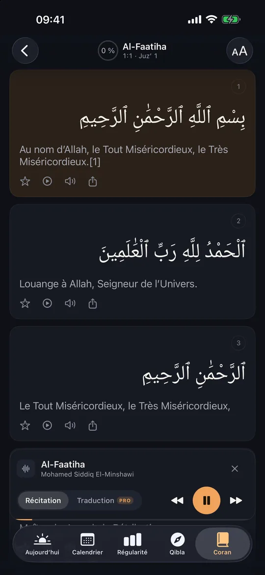 Le lecteur d’Al-Faatiha avec la barre de lecture en bas : la récitation d’Al-Minshawi est en cours, et un sélecteur Récitation · Traduction se trouve à côté des commandes.