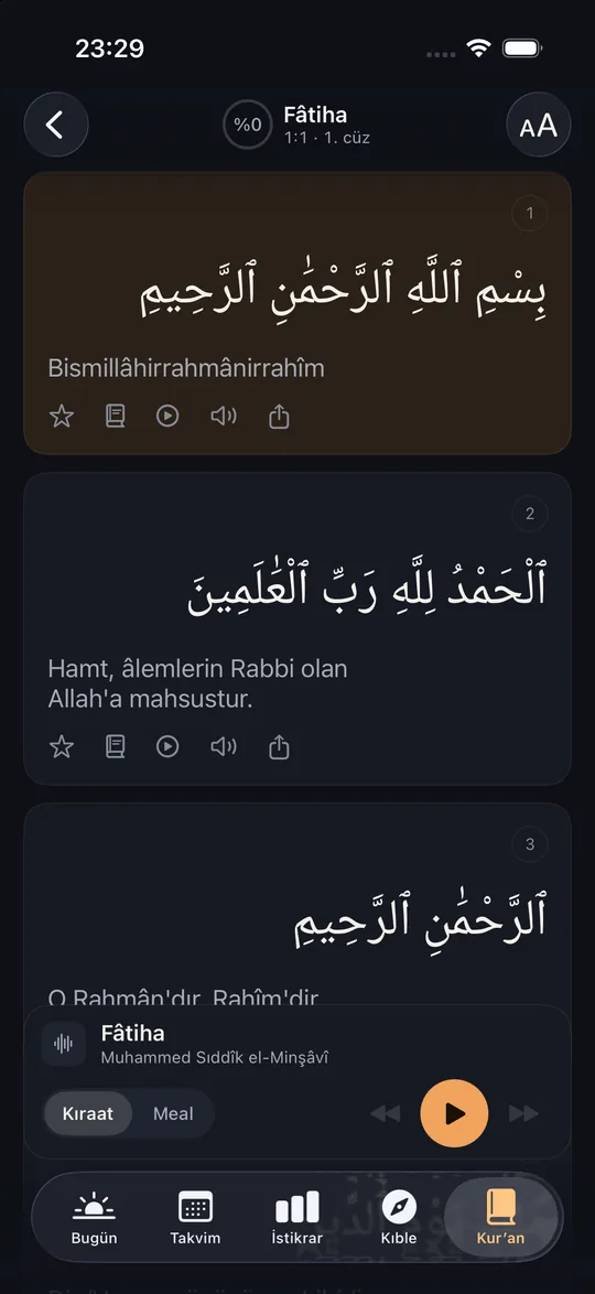 Fâtiha suresi okuyucusu, en altta tek oynatıcı çubuğu: Minşâvî’nin kıraati çalıyor, çalma düğmelerinin yanında Kıraat · Meal seçici duruyor.